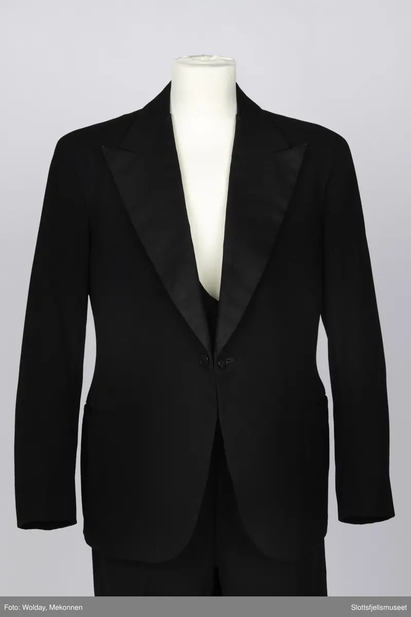 En brudgomsdress, smoking i tre deler. Vest, jakke og bukse.