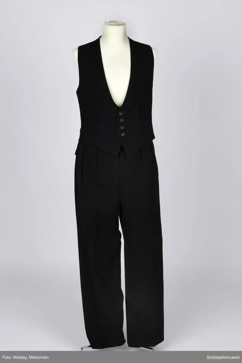 En brudgomsdress, smoking i tre deler. Vest, jakke og bukse.