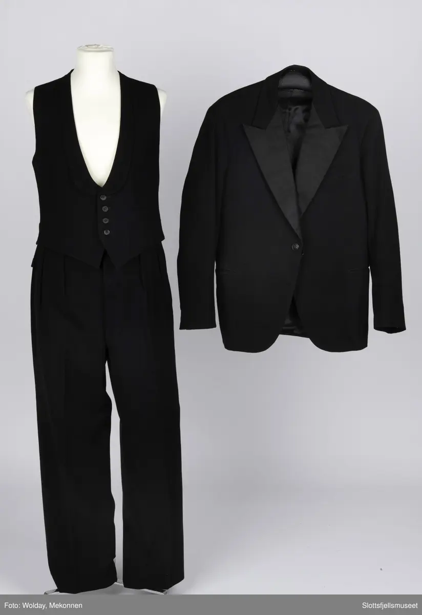 En brudgomsdress, smoking i tre deler. Vest, jakke og bukse.