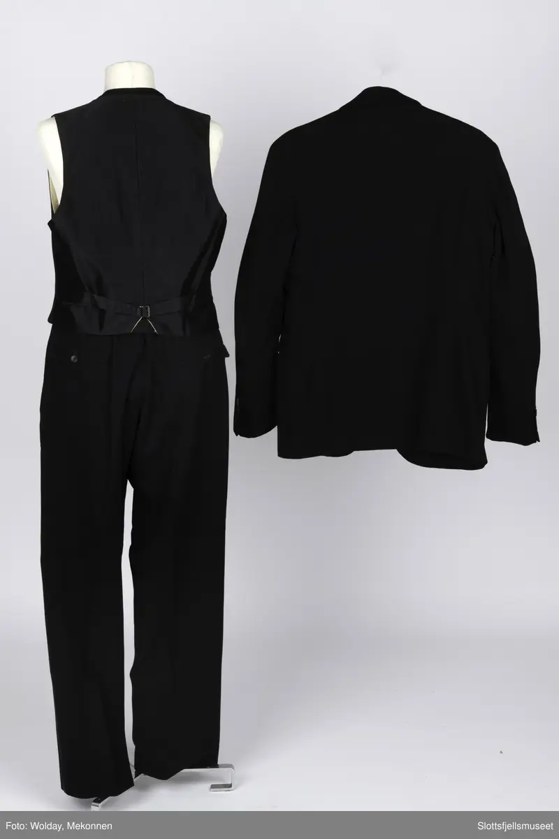 En brudgomsdress, smoking i tre deler. Vest, jakke og bukse.