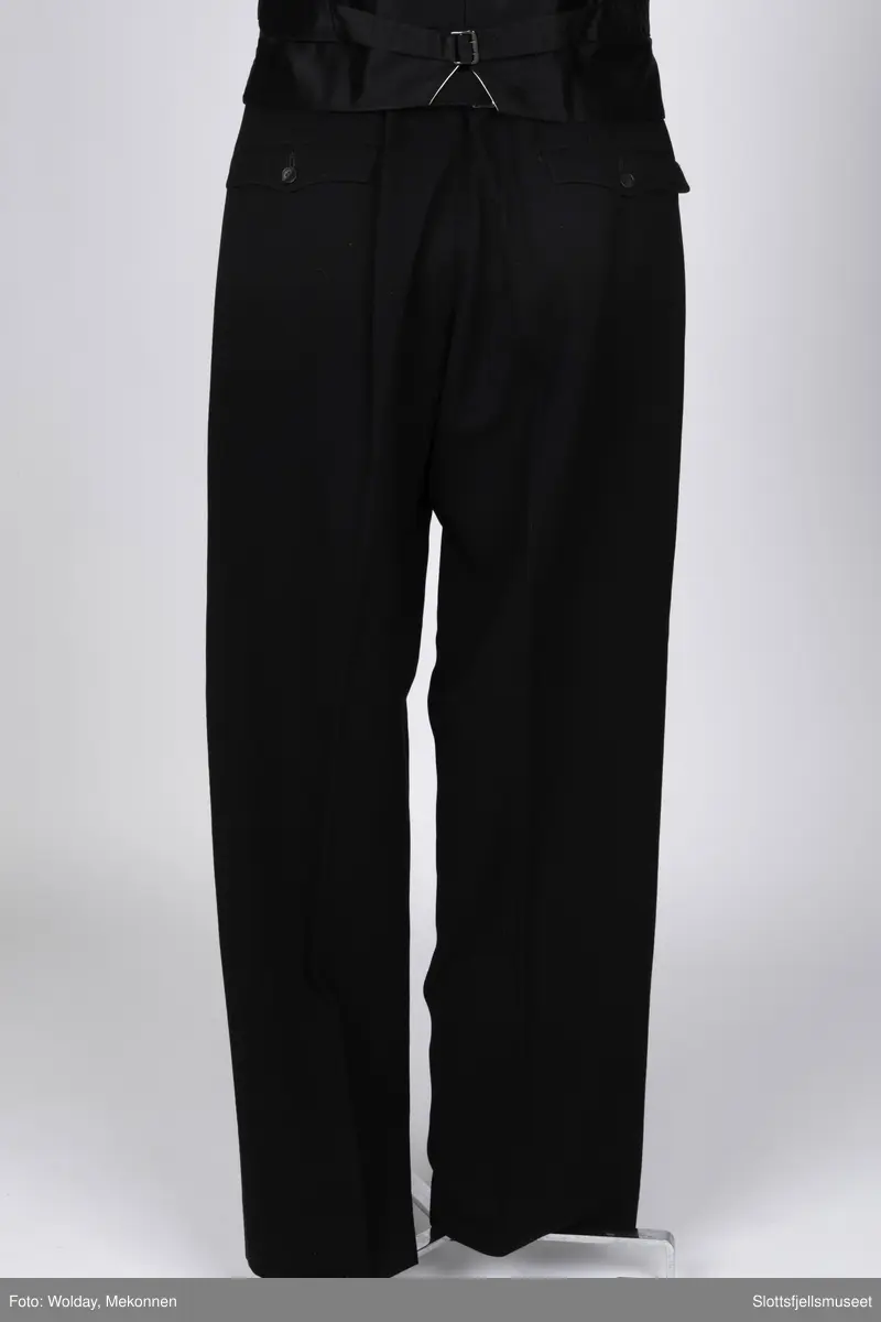 En brudgomsdress, smoking i tre deler. Vest, jakke og bukse.