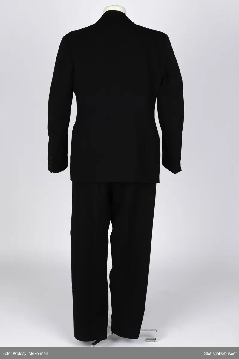 En brudgomsdress, smoking i tre deler. Vest, jakke og bukse.