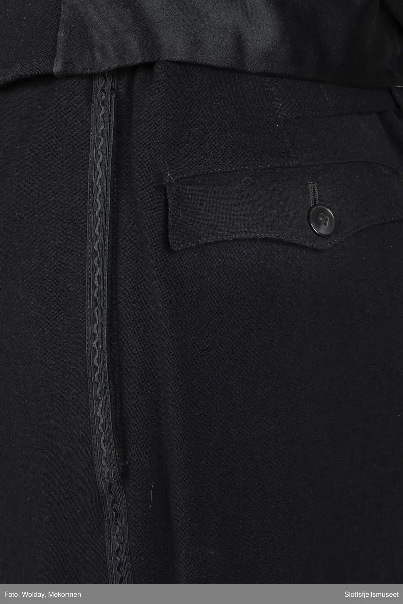 En brudgomsdress, smoking i tre deler. Vest, jakke og bukse.