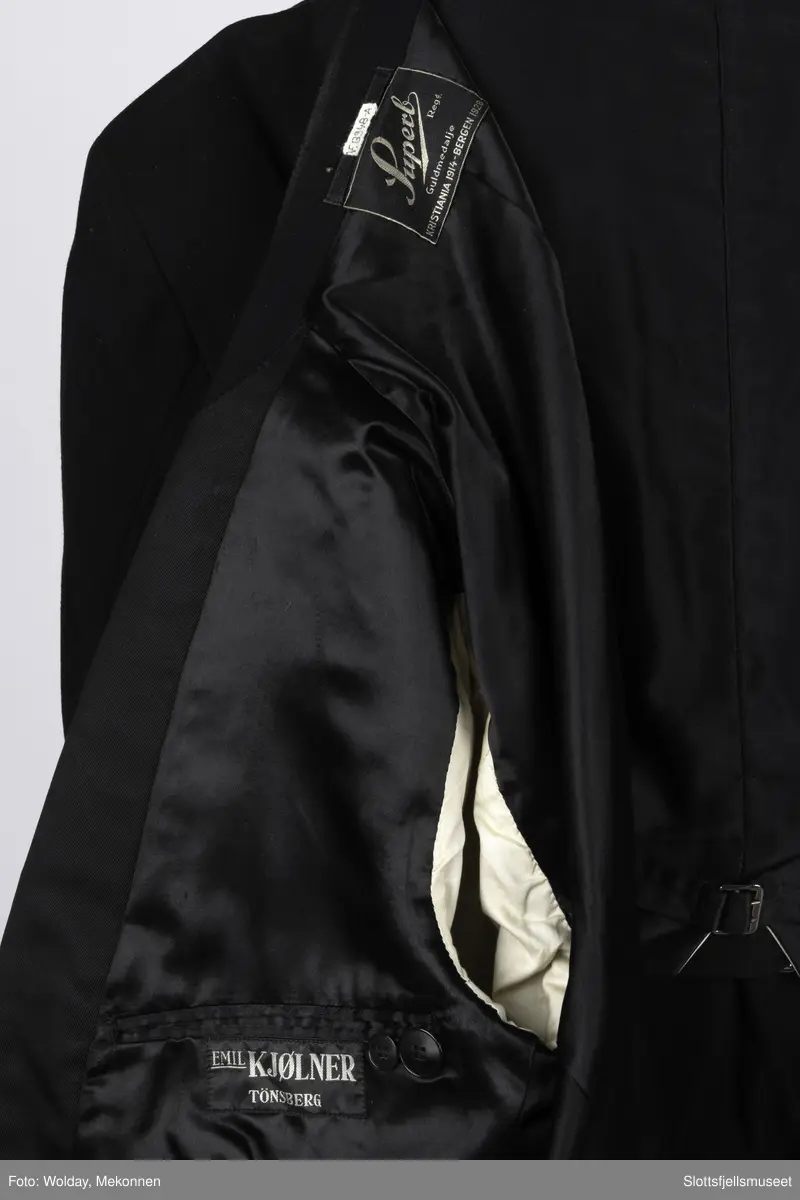 En brudgomsdress, smoking i tre deler. Vest, jakke og bukse.