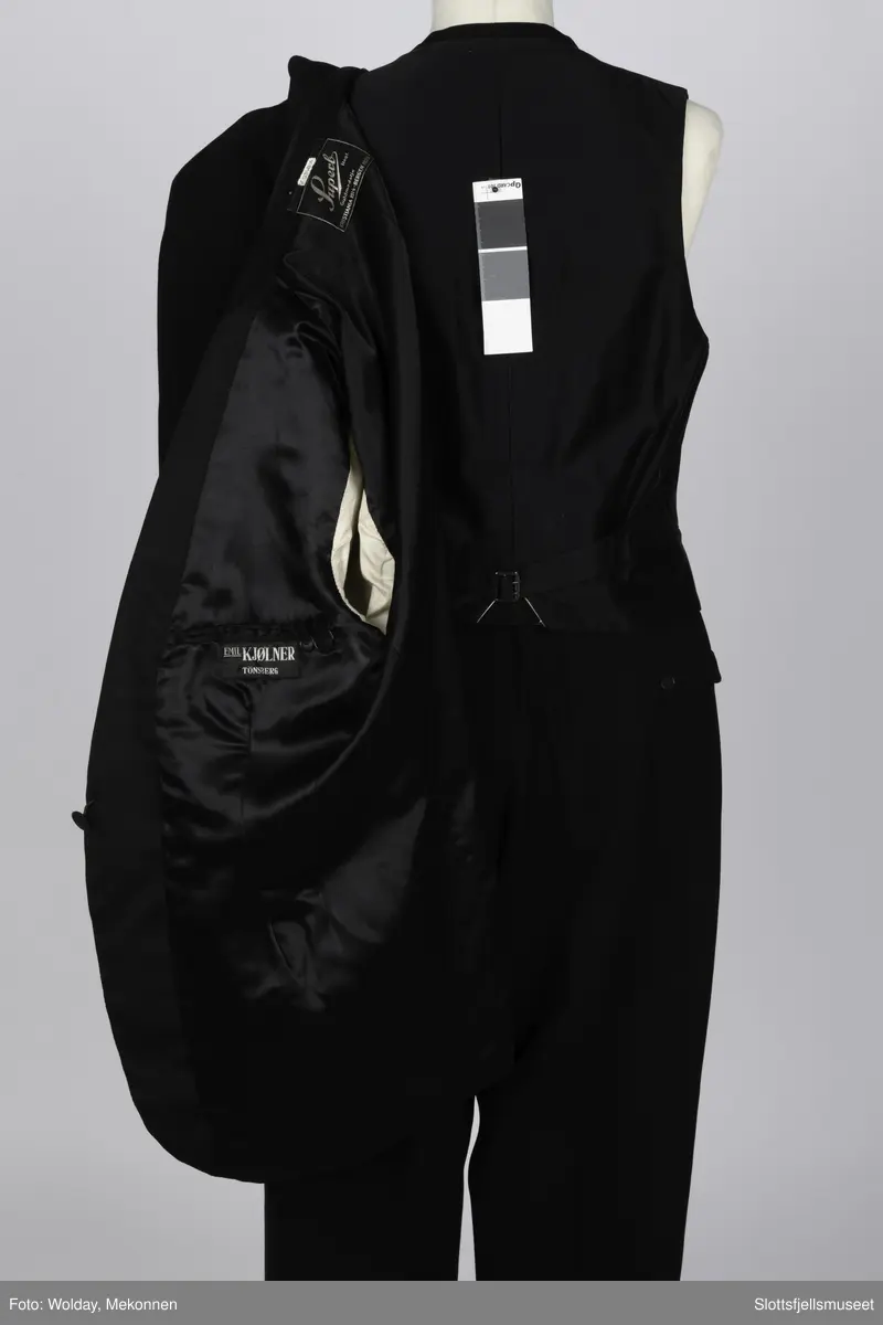 En brudgomsdress, smoking i tre deler. Vest, jakke og bukse.