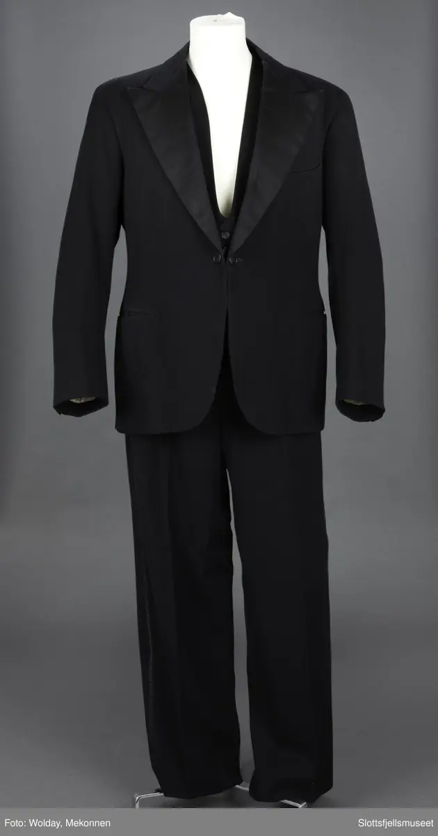En brudgomsdress, smoking i tre deler. Vest, jakke og bukse.
