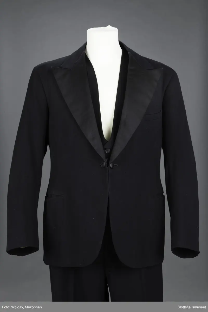 En brudgomsdress, smoking i tre deler. Vest, jakke og bukse.