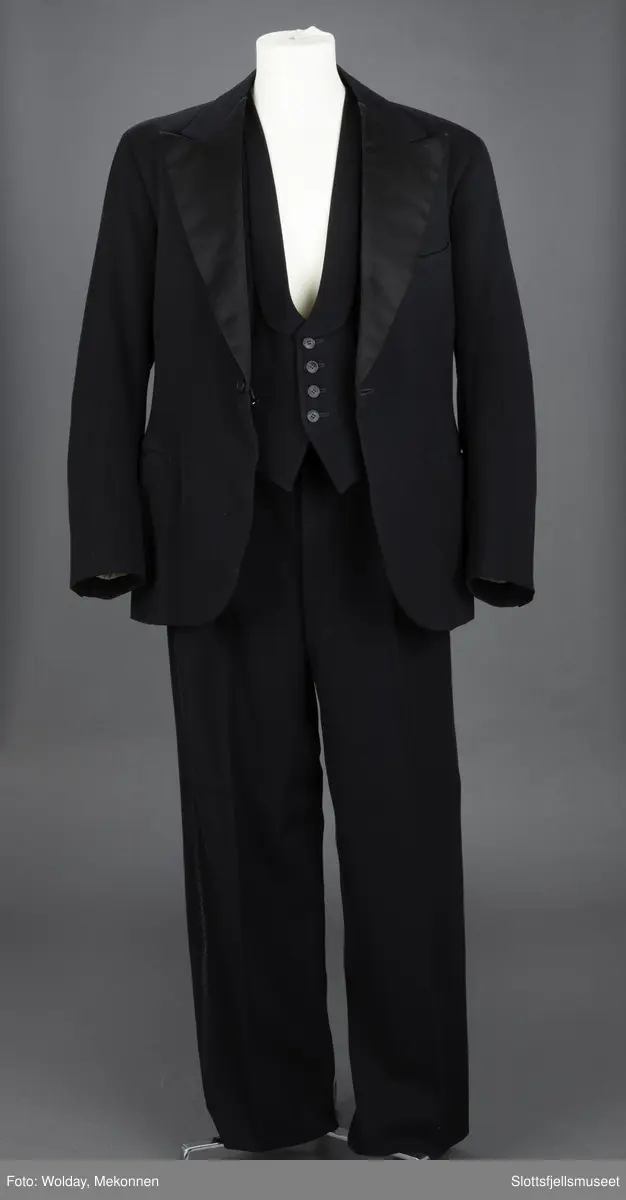En brudgomsdress, smoking i tre deler. Vest, jakke og bukse.