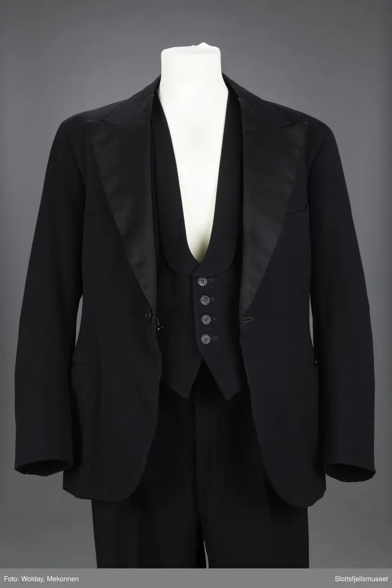 En brudgomsdress, smoking i tre deler. Vest, jakke og bukse.