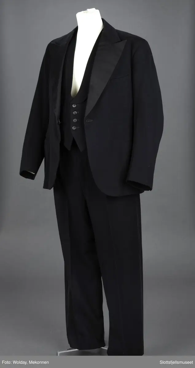 En brudgomsdress, smoking i tre deler. Vest, jakke og bukse.