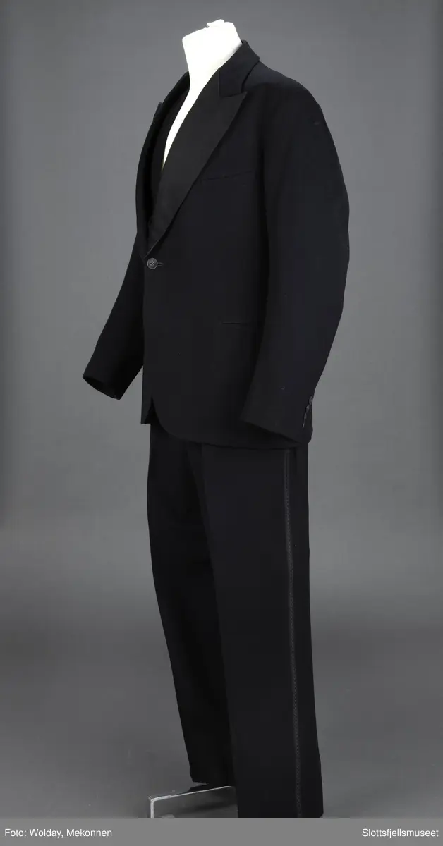 En brudgomsdress, smoking i tre deler. Vest, jakke og bukse.