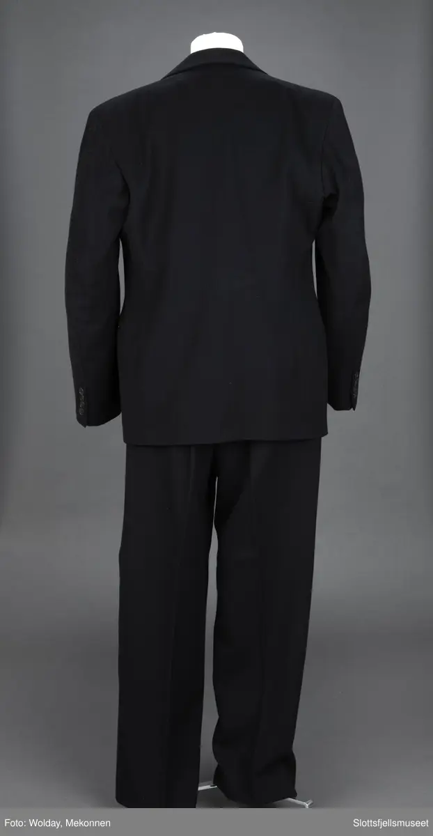 En brudgomsdress, smoking i tre deler. Vest, jakke og bukse.