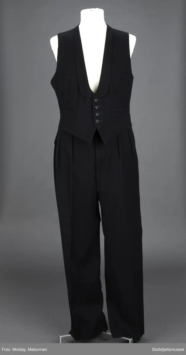 En brudgomsdress, smoking i tre deler. Vest, jakke og bukse.