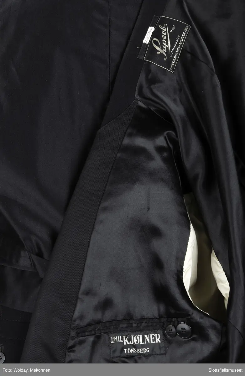 En brudgomsdress, smoking i tre deler. Vest, jakke og bukse.