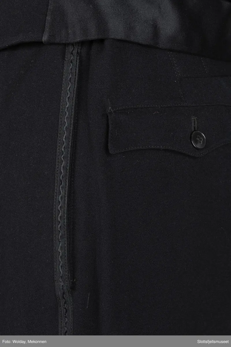 En brudgomsdress, smoking i tre deler. Vest, jakke og bukse.