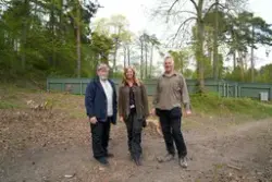 Arnfinn Kaaby på tomta hvor Gjenreisningshusene fra Finnmark