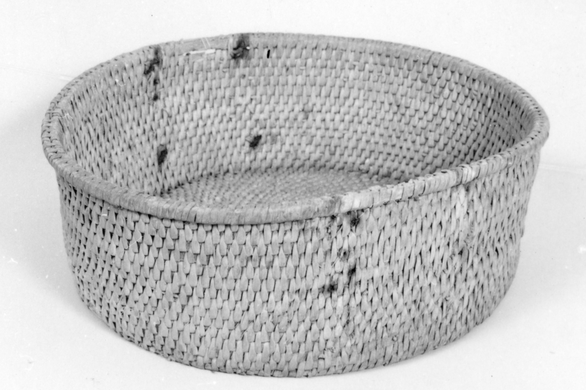 KORG, RUND. SYNS SPÅR AV 2 ST HANDTAG PÅ SIDORNA, AV ROSTFLÄCKAR.