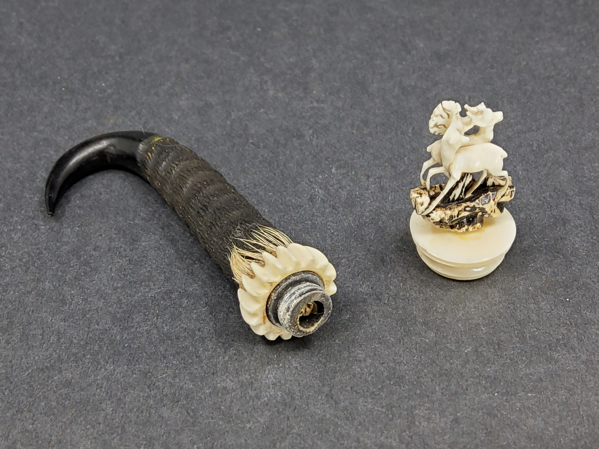 TUBFORMAT NÅLHUS I EBENHOLTZ, SOM AVSLUTAS MED EN SVÄNGD KROK. LOCK I ELFENBEN MED TVÅ SKULPTERADE HJORTAR. I ETUIET EN LAPP MED INSKRIPTIONEN "IDA STARNBERG, BAYERN".


Neg.nr: 1987-05
Sakord: NÅLETUI
Tillverkningstid: 
Material: EBENHOLTZ ELFENBEN
Teknik: SKULPTERAT
Mått: L=101 B=35
Vikt: 
Realnr: 294   Motiv.spec: NÅLETUI

Proviens: 
Prov.Kod: 74
Yrke/benämning: 
Namn: STARNBERG IDA
Land: 
Län: 
Kommun: 
Stad: 
By: 
Gård: 
Fastighet: 
Adress: