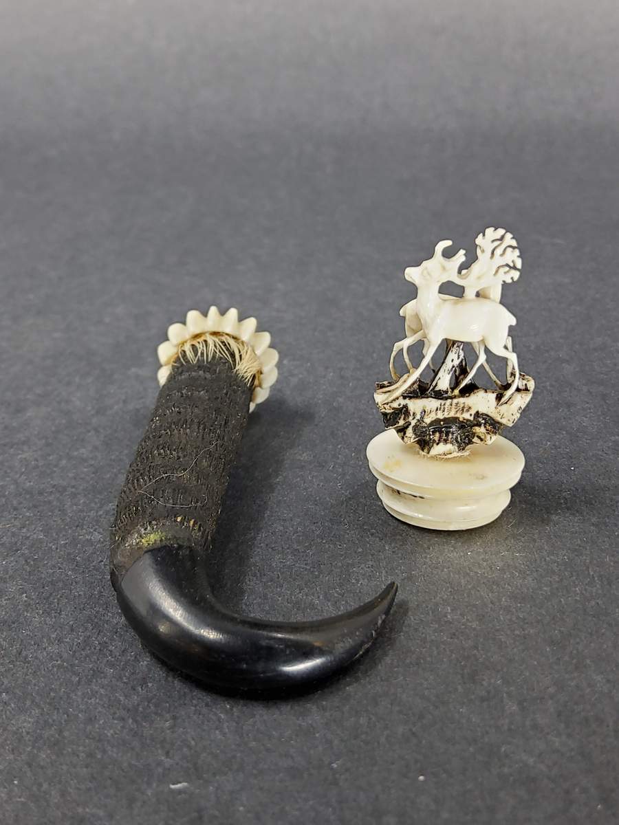 TUBFORMAT NÅLHUS I EBENHOLTZ, SOM AVSLUTAS MED EN SVÄNGD KROK. LOCK I ELFENBEN MED TVÅ SKULPTERADE HJORTAR. I ETUIET EN LAPP MED INSKRIPTIONEN "IDA STARNBERG, BAYERN".


Neg.nr: 1987-05
Sakord: NÅLETUI
Tillverkningstid: 
Material: EBENHOLTZ ELFENBEN
Teknik: SKULPTERAT
Mått: L=101 B=35
Vikt: 
Realnr: 294   Motiv.spec: NÅLETUI

Proviens: 
Prov.Kod: 74
Yrke/benämning: 
Namn: STARNBERG IDA
Land: 
Län: 
Kommun: 
Stad: 
By: 
Gård: 
Fastighet: 
Adress: