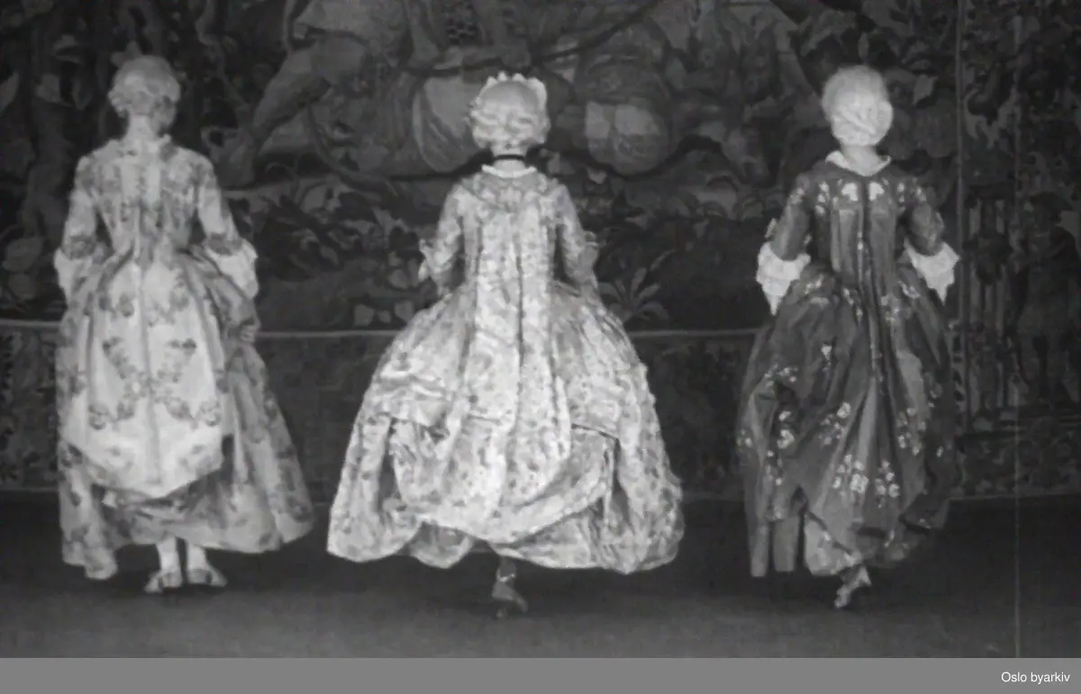 Fra Kunstindustrimuseets draktparade i 1933. En uke i november 1933 arrangerte Kunstindustrimuseet ulike arrangementer viet til drakthistorie. Hver dag viste en ny epoke. Denne filmen ble spilt inn på Kunstindustrimuseet og Norsk Folkemuseeum.