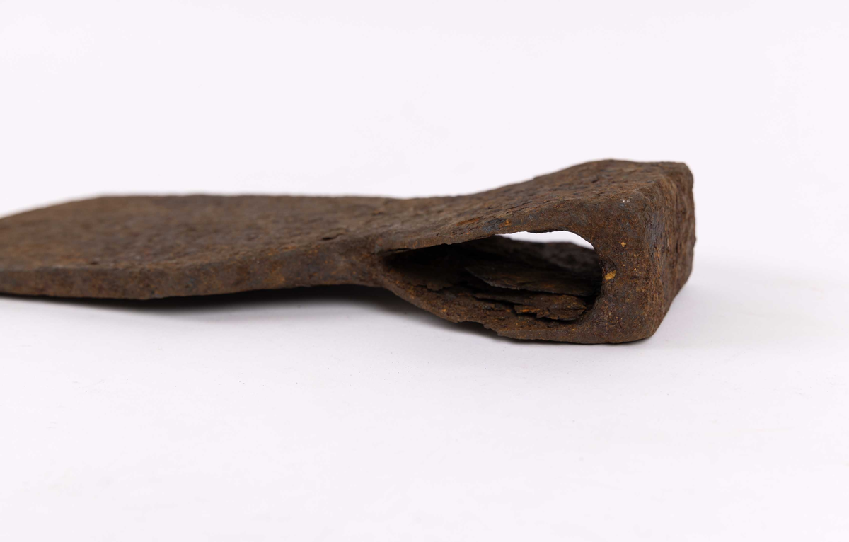 Økseblad i jern uten skaft. Ett løst fragment.