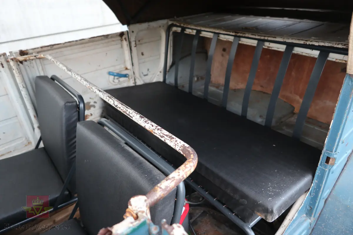 Volkswagen Typ 82 Kübelwagen. Åpen (med kalesje). Blå utvendig og hvit innvendig. Opprinnelig har hele bilen vært sandfarget. Man kan også se rester av grønn farge under det blå. Svart motorrom. Bilen har fire hjul og er toakslet med trekk på bakre. Bensindrevet firesylindret firetakts motor med et sylindervolum på 1192 cm3 og en effekt på 31 hk - 23 kW. Motoren har forgasser, er luftavkjølt, og sitter bak på bilen. 4-trinns manuell girkasse med spak i gulvet. Antall sitteplasser var tre ettersom dette opprinnelig er en radiobil, men nå har bilen sofa bak som tilsier fire sitteplasser totalt. Original dekkdimensjon rundt om skal være 5.00 x 16. Bilen har innvendig gulv av tre, dette er ikke det originale. Frontruta er sprekt. Kilometerstand på instrumentet viser 28084 km.