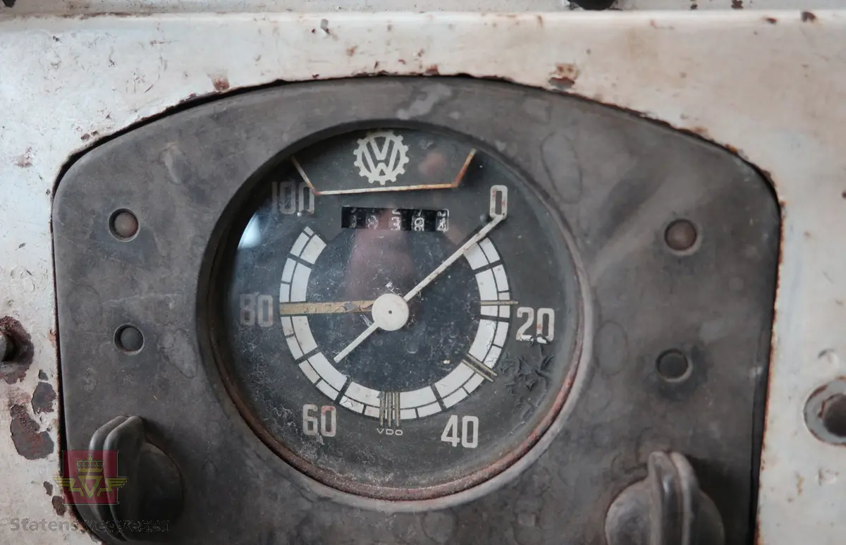 Volkswagen Typ 82 Kübelwagen. Åpen (med kalesje). Blå utvendig og hvit innvendig. Opprinnelig har hele bilen vært sandfarget. Man kan også se rester av grønn farge under det blå. Svart motorrom. Bilen har fire hjul og er toakslet med trekk på bakre. Bensindrevet firesylindret firetakts motor med et sylindervolum på 1192 cm3 og en effekt på 31 hk - 23 kW. Motoren har forgasser, er luftavkjølt, og sitter bak på bilen. 4-trinns manuell girkasse med spak i gulvet. Antall sitteplasser var tre ettersom dette opprinnelig er en radiobil, men nå har bilen sofa bak som tilsier fire sitteplasser totalt. Original dekkdimensjon rundt om skal være 5.00 x 16. Bilen har innvendig gulv av tre, dette er ikke det originale. Frontruta er sprekt. Kilometerstand på instrumentet viser 28084 km.