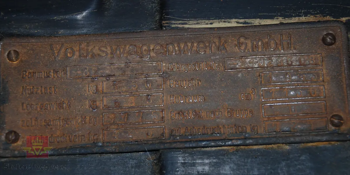 Volkswagen Typ 82 Kübelwagen. Åpen (med kalesje). Blå utvendig og hvit innvendig. Opprinnelig har hele bilen vært sandfarget. Man kan også se rester av grønn farge under det blå. Svart motorrom. Bilen har fire hjul og er toakslet med trekk på bakre. Bensindrevet firesylindret firetakts motor med et sylindervolum på 1192 cm3 og en effekt på 31 hk - 23 kW. Motoren har forgasser, er luftavkjølt, og sitter bak på bilen. 4-trinns manuell girkasse med spak i gulvet. Antall sitteplasser var tre ettersom dette opprinnelig er en radiobil, men nå har bilen sofa bak som tilsier fire sitteplasser totalt. Original dekkdimensjon rundt om skal være 5.00 x 16. Bilen har innvendig gulv av tre, dette er ikke det originale. Frontruta er sprekt. Kilometerstand på instrumentet viser 28084 km.