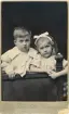 En pojke och en flicka hos fotografen.
Rolf Eksandh med systern Stina, barn till häradshövding Theodor Eksandh och h.h. Anna. 
Bröstbild, halvprofil. Ateljéfoto.