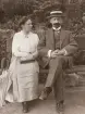 Ett medelålders par sitter på en parkbänk.
Elsa Eksandh med sin make, dr. Hermann Laudien, Bad Kissingen.