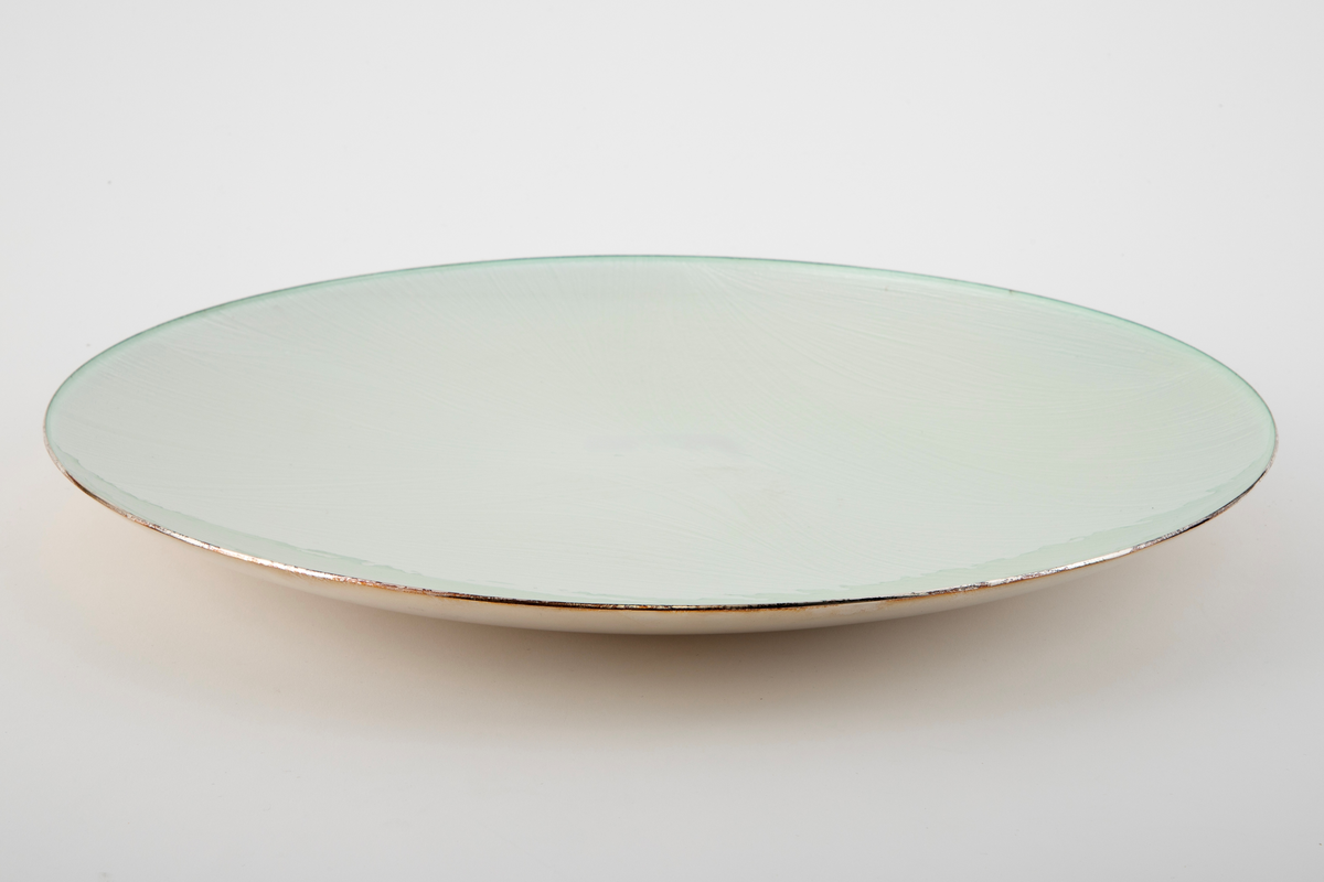 Fat i sølv med pålagt emalje. Svakt buet, sirkulær form. Oversiden er dekorert med et frest mønster som består av lange, ubrutte og svakt buktende linjer. Over dekoren er det lagt et lag transparent emalje.