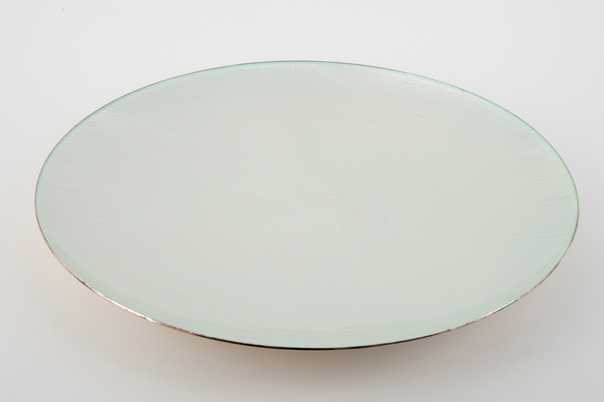 Fat i sølv med pålagt emalje. Svakt buet, sirkulær form. Oversiden er dekorert med et frest mønster som består av lange, ubrutte og svakt buktende linjer. Over dekoren er det lagt et lag transparent emalje.