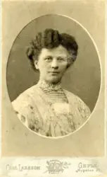 Kvinnoporträtt. Text baksida kort: Hilma H.