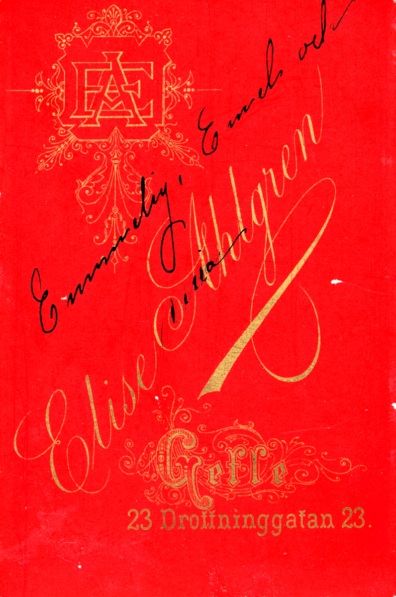 Porträtt av man, kvinna och barn. Text baksida kort: Emmeli, Emil och Mia (otydlig text).