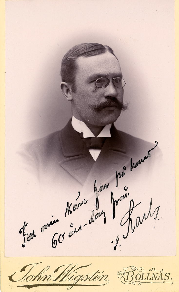 Mansporträtt. Text framsida kort: "Till min käre far på hans 60-årsdag från Karl".