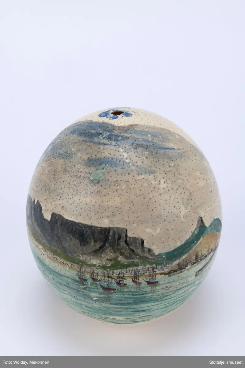 Strutseegg dekorert med unionsflagg på den ene side og et bilde fra havnen i Cape Town med Table Mountain på den andre side. Under bildet står det "TABLE E.Y."