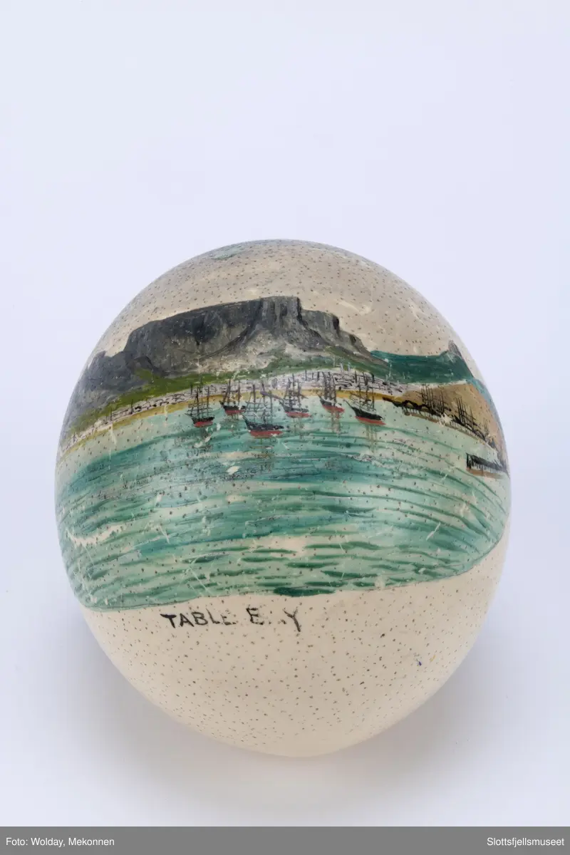 Strutseegg dekorert med unionsflagg på den ene side og et bilde fra havnen i Cape Town med Table Mountain på den andre side. Under bildet står det "TABLE E.Y."