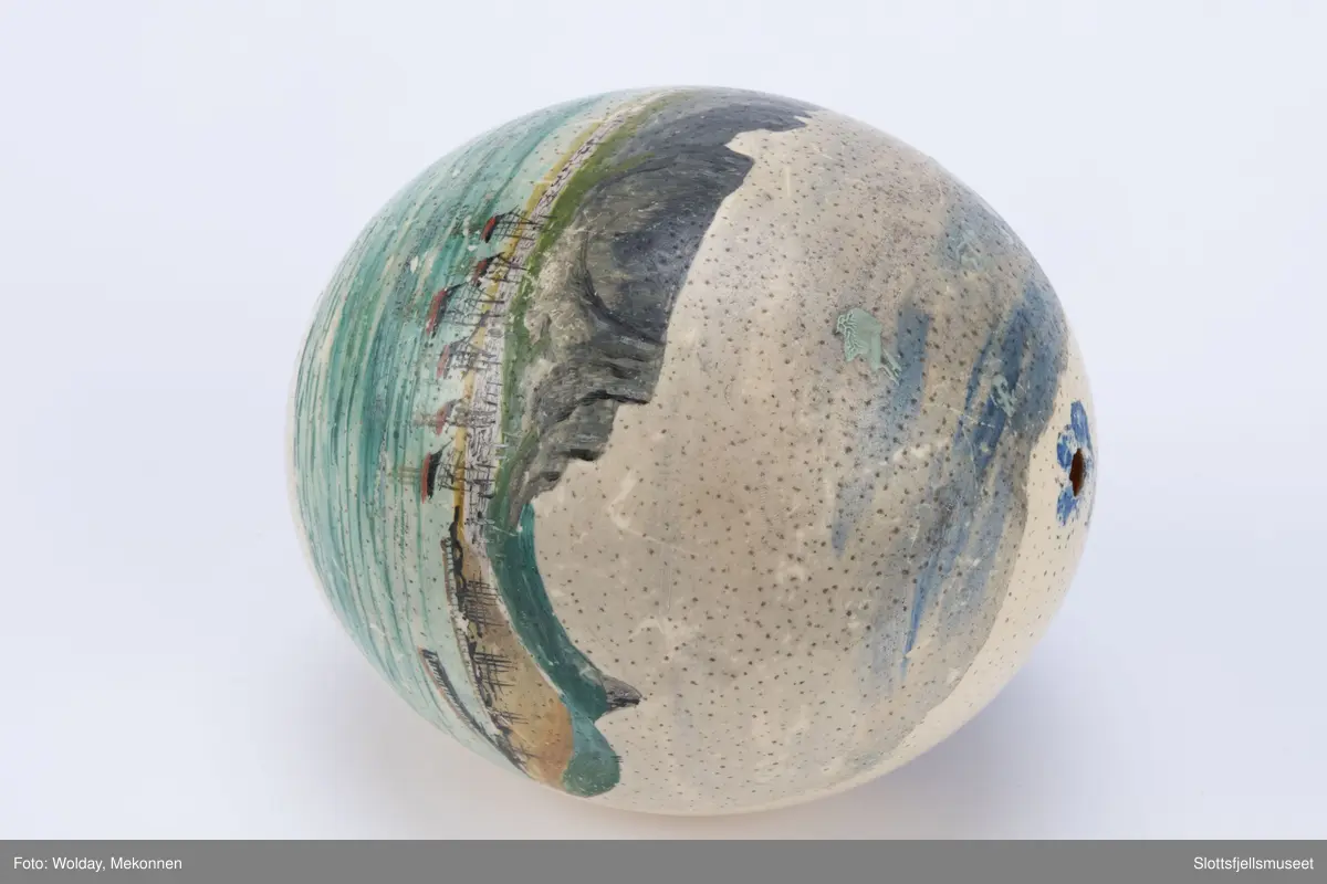 Strutseegg dekorert med unionsflagg på den ene side og et bilde fra havnen i Cape Town med Table Mountain på den andre side. Under bildet står det "TABLE E.Y."