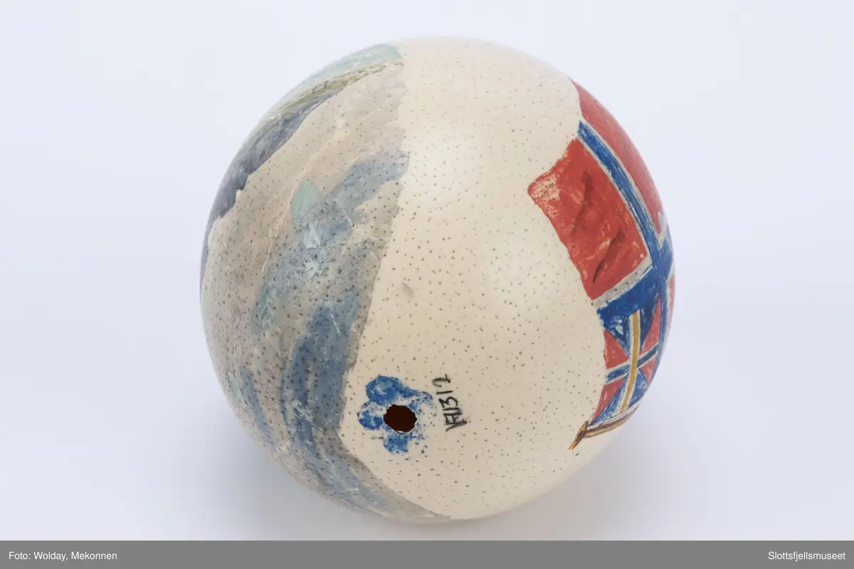 Strutseegg dekorert med unionsflagg på den ene side og et bilde fra havnen i Cape Town med Table Mountain på den andre side. Under bildet står det "TABLE E.Y."