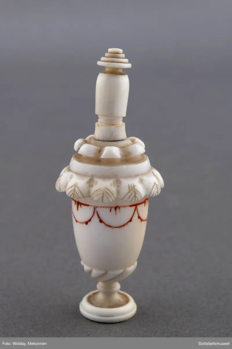 Lite nålehus av ben. Kan åpnes ved å skru, to steder.