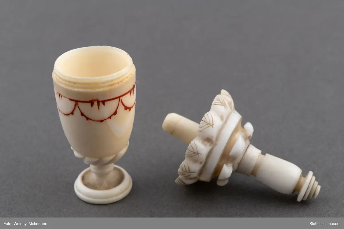 Lite nålehus av ben. Kan åpnes ved å skru, to steder.