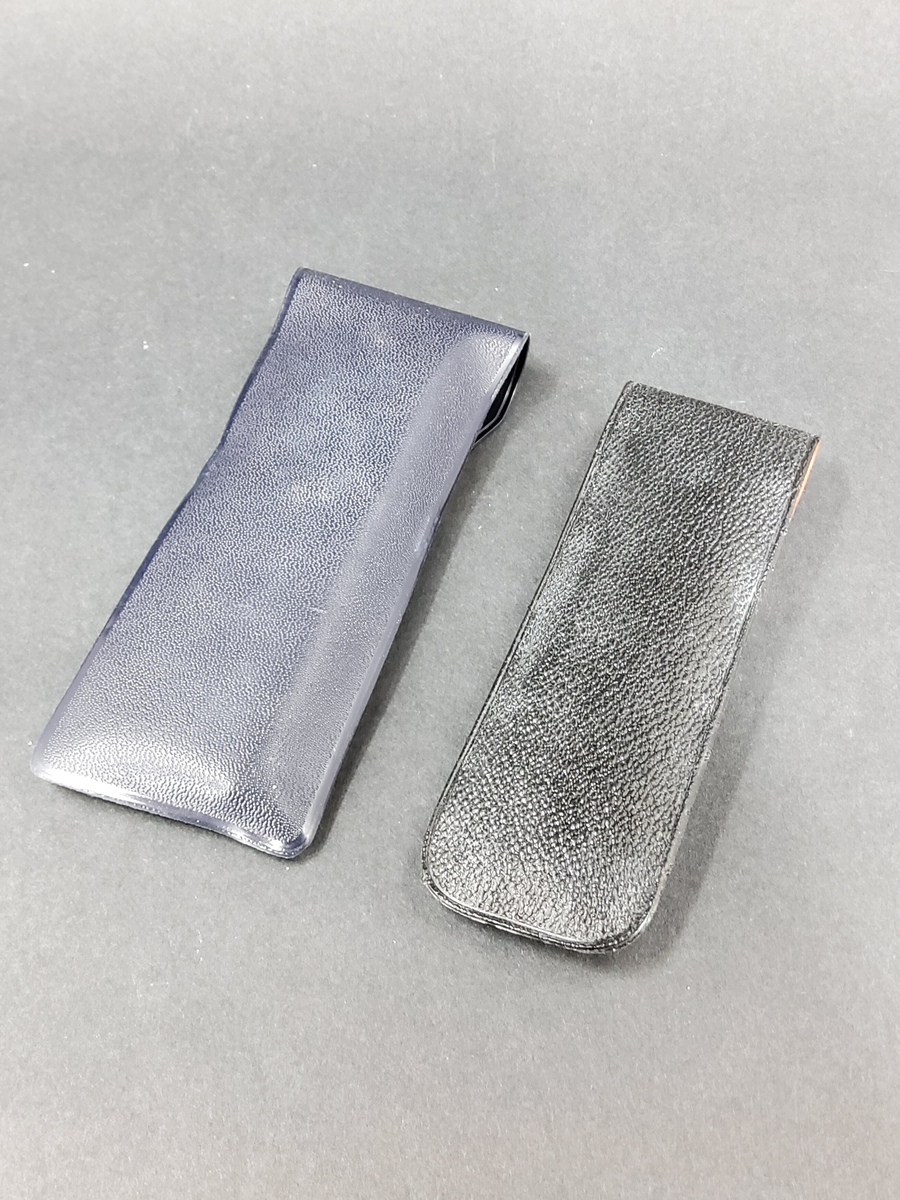 Pennfodral i plast med två bläckpennor.