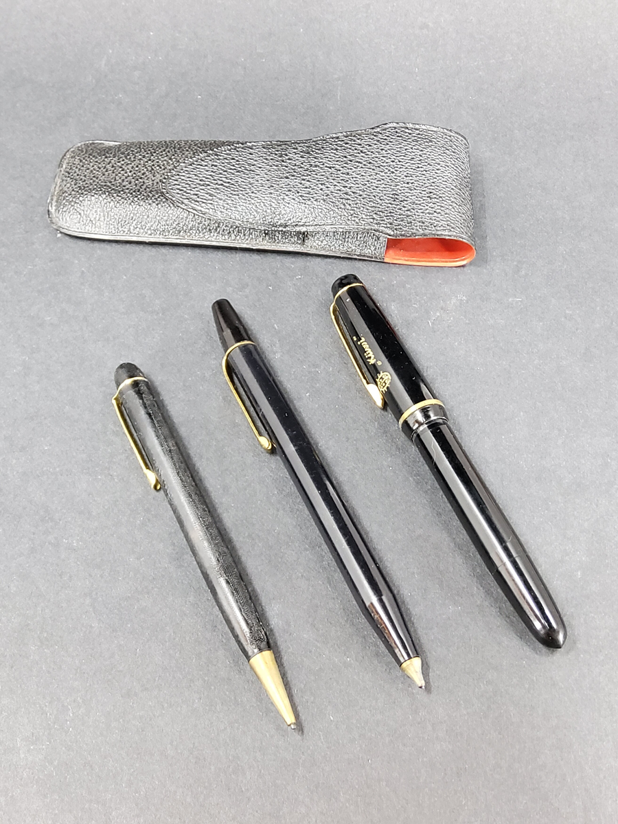 Pennfodral i plast med två bläckpennor.