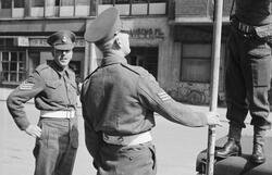 Soldater ved rådhuset i frigjøringsdagene 1945