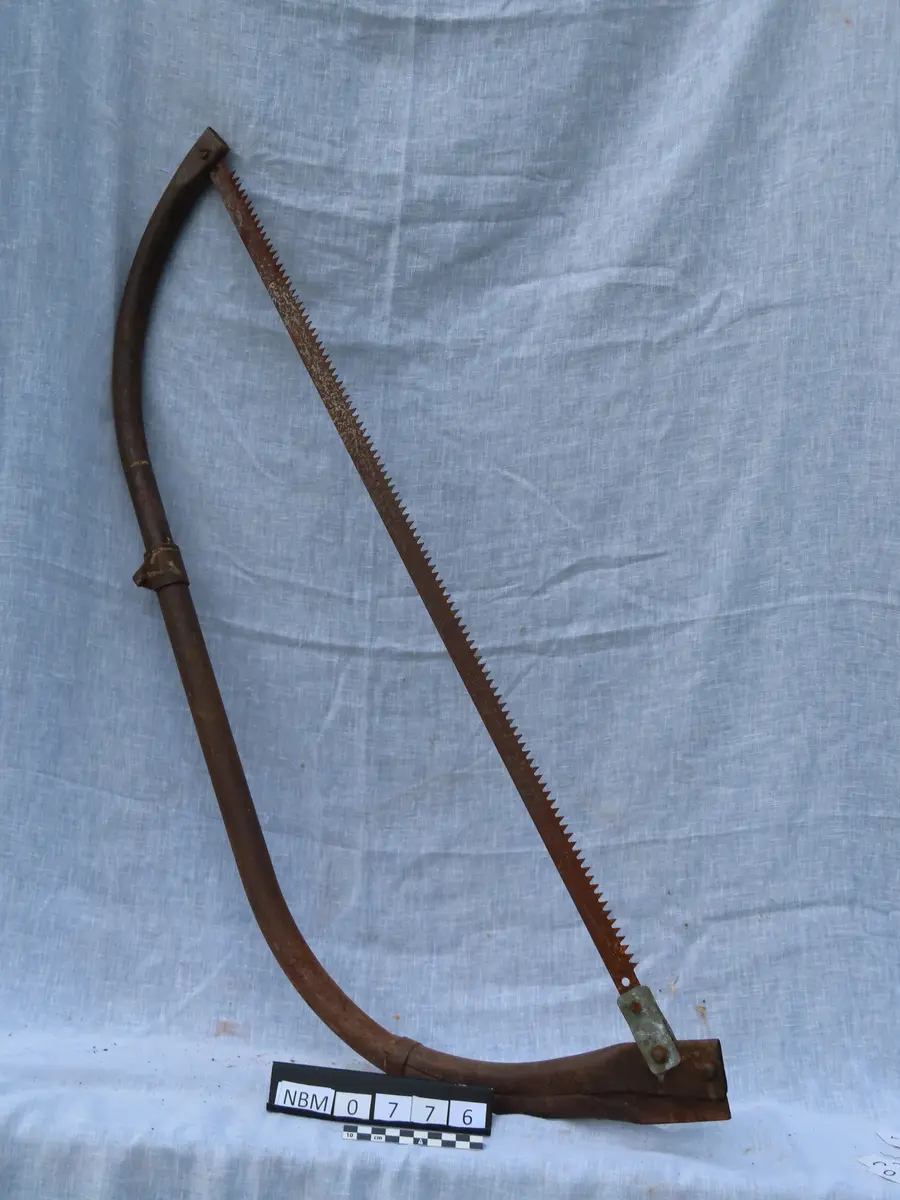 Form: Bueformet håndtak. Rett sagblad
.