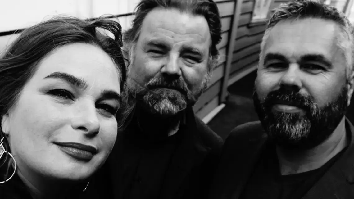 Svarthvitt portrett av trioen