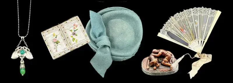 Halsband, plånbok, hatt, brosch och solfjäder