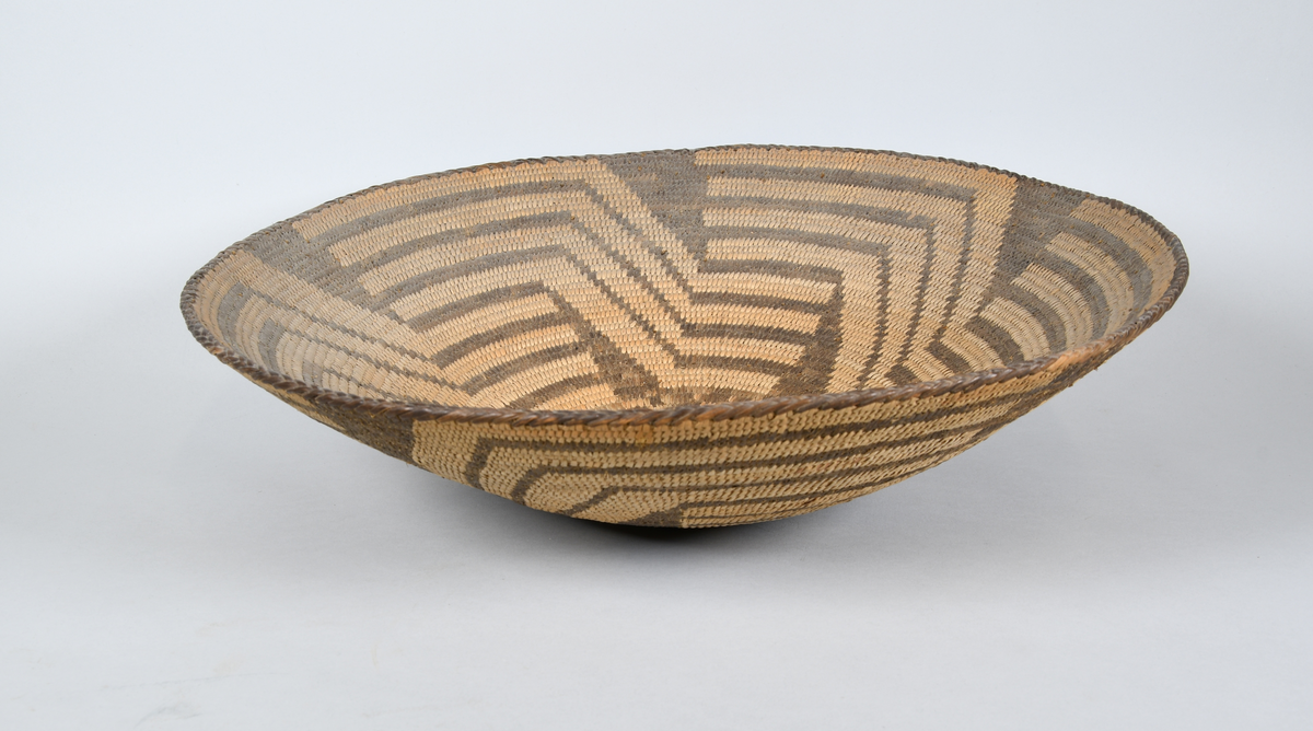 Seks flettede kurver. Flettet i lys og mørk farge, med spiralisert mønster på fire av kurvene, mens de to siste kurvene har stjernemønster og rutemønster.