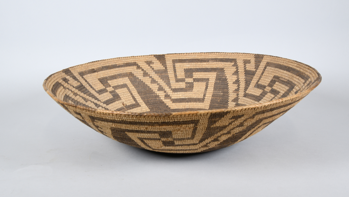 Seks flettede kurver. Flettet i lys og mørk farge, med spiralisert mønster på fire av kurvene, mens de to siste kurvene har stjernemønster og rutemønster.