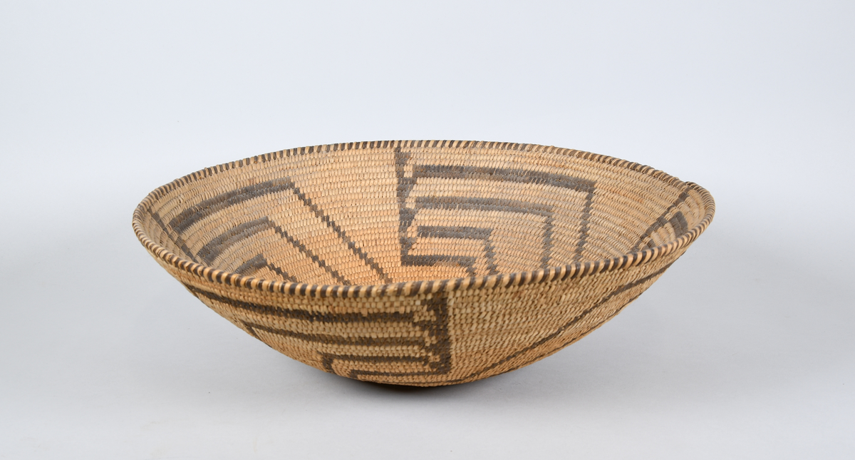 Seks flettede kurver. Flettet i lys og mørk farge, med spiralisert mønster på fire av kurvene, mens de to siste kurvene har stjernemønster og rutemønster.